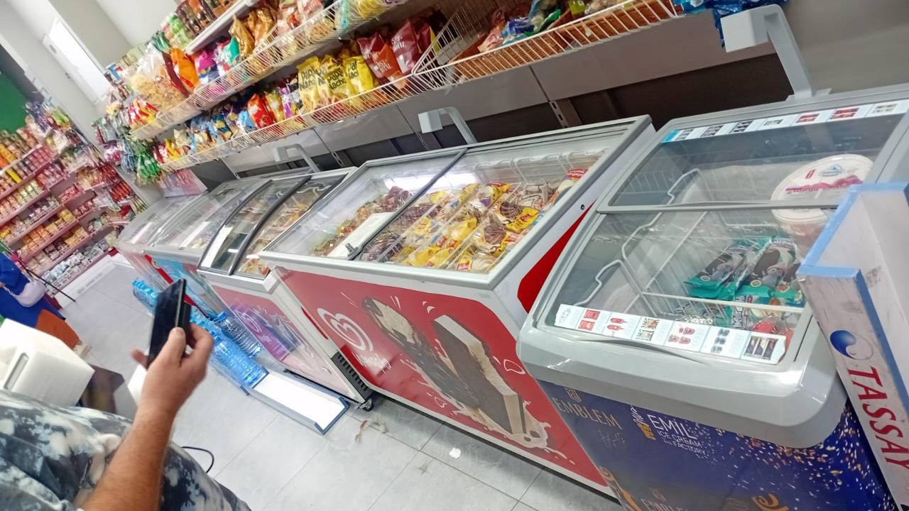Камера StockVision на кронштейне над крышкой морозильного ларя в магазине